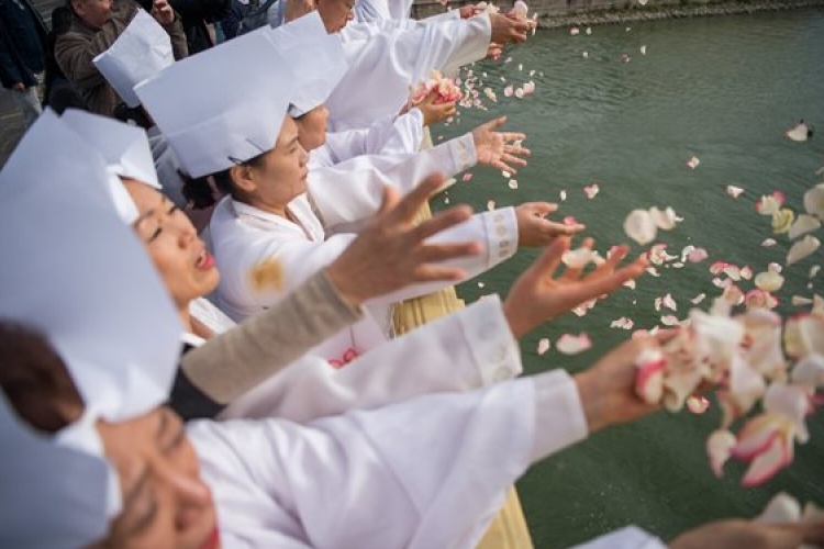 Tradicionális dél-koreai felvonulással búcsúztatták a dunai hajóbaleset áldozatait