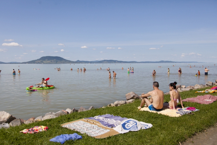 Hatvankilenc gyógyszermaradványt mutattak ki a Balatonban