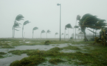 Florida minden idők egyik legpusztítóbb hurrikánjára készül