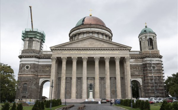 Leemelték az esztergomi bazilika déli tornyának kupoláját