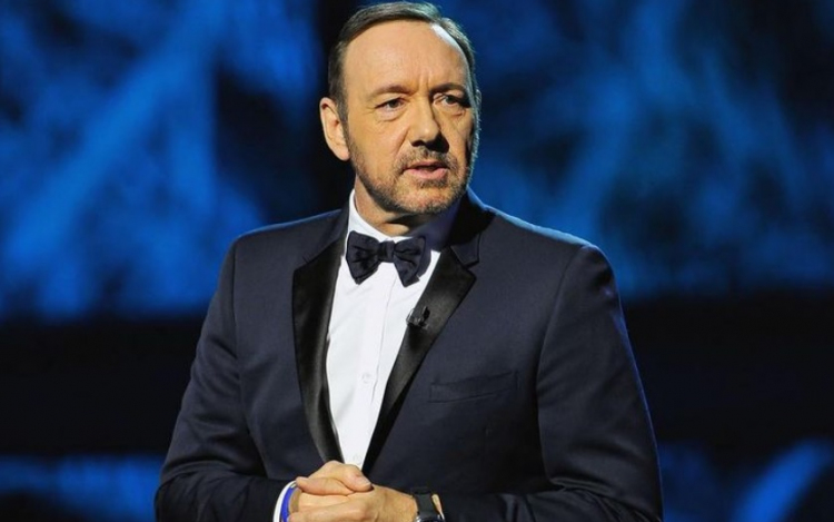 Vádat emeltek Angliában Kevin Spacey ellen